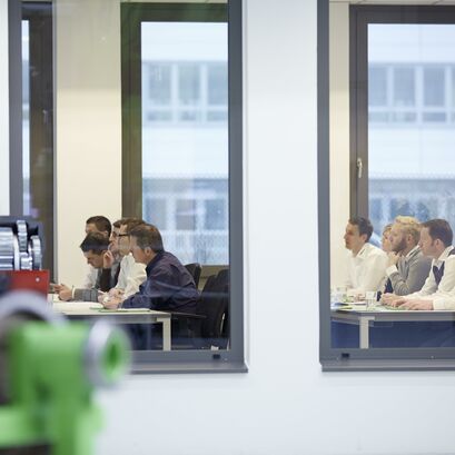 SENNEBOGEN Training: Learning in the classroom and at the machines
