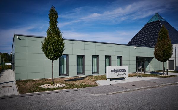 SENNEBOGEN Akademie feiert 10-jähriges Bestehen