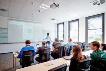 SENNEBOGEN Training: Lernen im Klassenzimmern und an den Maschinen