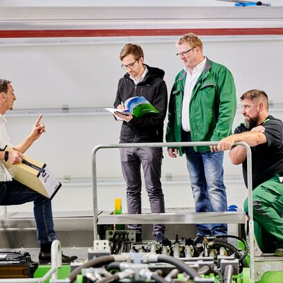 SENNEBOGEN Training: Learning in the classroom and at the machines