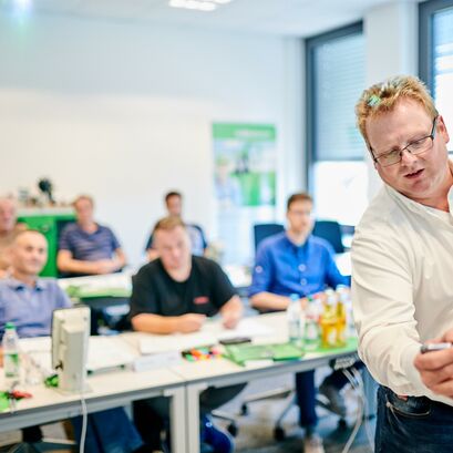 SENNEBOGEN Training: Learning in the classroom and at the machines